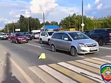 В Казани такси сбило самокатчика на "зебре"