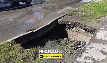 Огромная яма образовалась возле оживленной дороги в Новосибирске