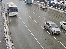 В Новосибирске каршеринговый Volkswagen врезался в троллейбус: семья в больнице