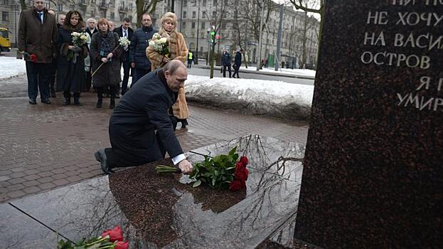 Путин возложил цветы к памятнику Собчаку