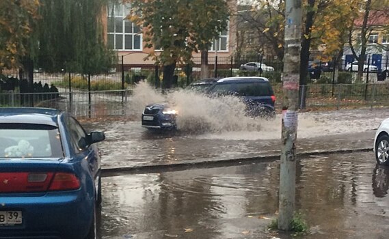 Алиханов выложил видео затопленной улицы в Калининграде