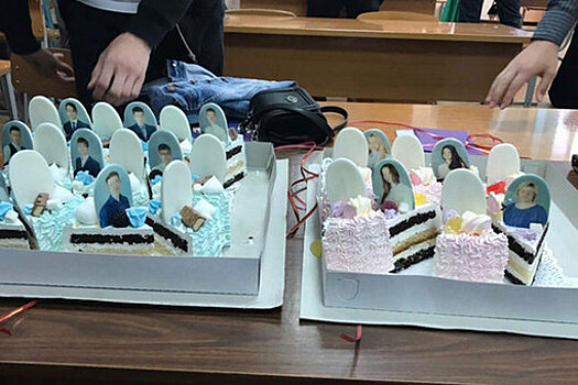 Торт с надгробиями подарили выпускникам