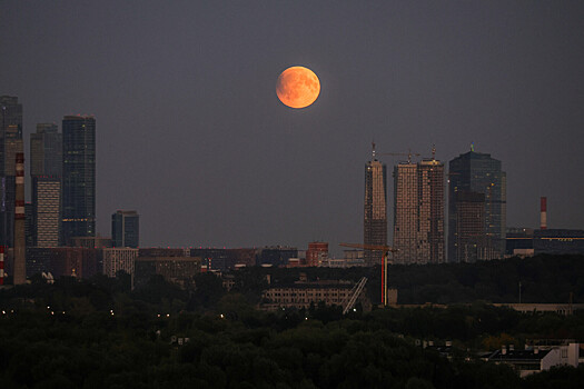Луна удаляется от Земли: стоит ли паниковать и к чему готовиться