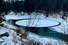 Россияне засняли на Урале вращающееся в реке ледяное «блюдце»