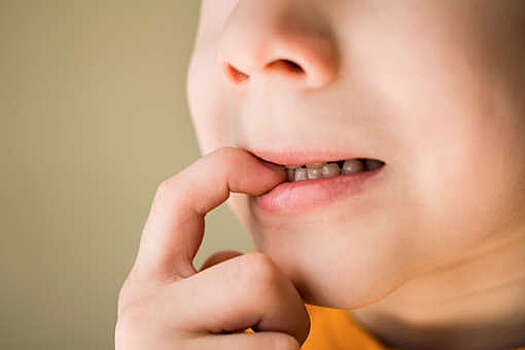 Блогер из Перу перенес инсульт и экстренную операцию из-за привычки грызть ногти