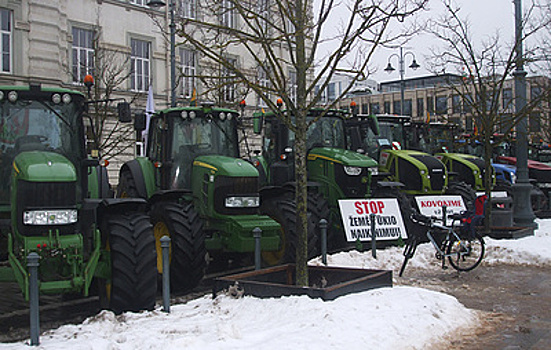 "Терминаторы от сохи": фермеры Литвы пытаются защитить свои интересы тракторными маршами