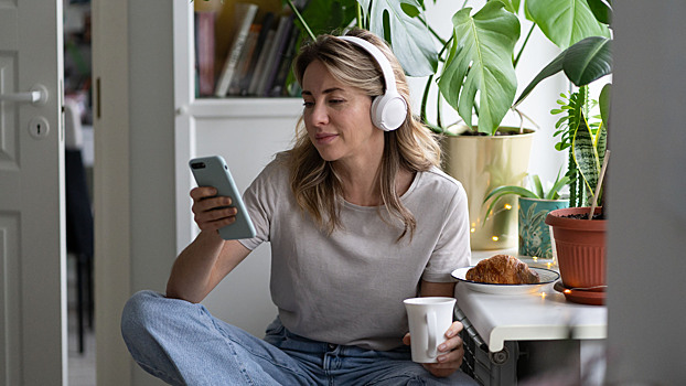 5 подкастов благотворительных фондов