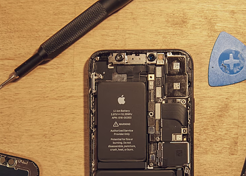 Как заменить аккумулятор на iphone 13 pro Замена дисплея телефона или планшета в ремонтном центре производителя в Ачинске