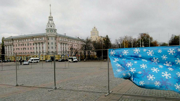 На главной площади Воронежа начали устанавливать каток