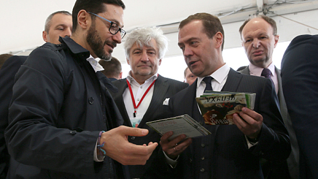 Медведев обрадовался подарку на книжном фестивале