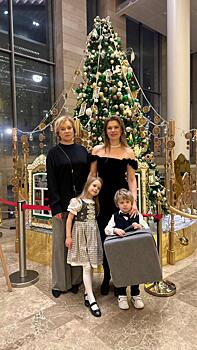 Дочь 91-летней Алисы Фрейндлих вышла в свет с семьёй: редкое фото