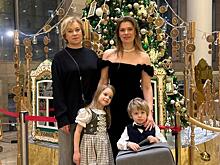 Дочь 91-летней Алисы Фрейндлих вышла в свет с семьёй: редкое фото