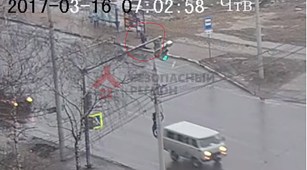 «Страх был панический!» Ярославцу, провалившемуся под асфальт на остановке, дали путёвку в санаторий