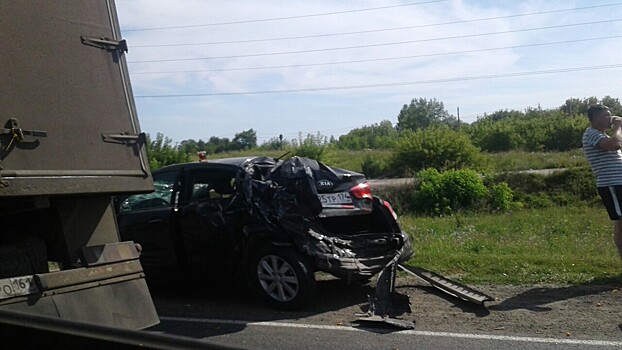 «Иномарку сплющило»: под Жигулевском грузовик врезался в KIA