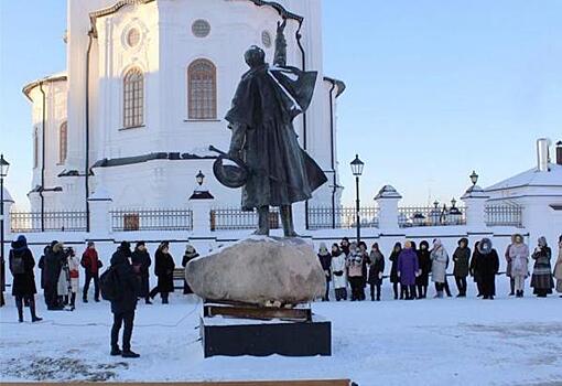 Максим Афанасьев презентовал тоболякам памятник Алябьеву на Базарной площади