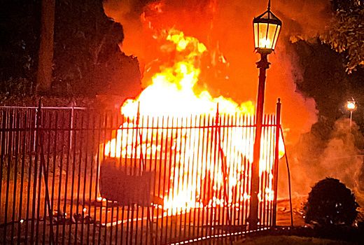 Самая мощная Tesla Model S загорелась во время движения