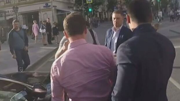 Активисты "СтопХам" столкнулись в центре Москвы с агрессивным водителем Mercedes