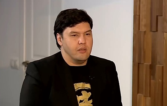 Брат Салтанат Нукеновой помогает семье убитого в Казахстане подростка