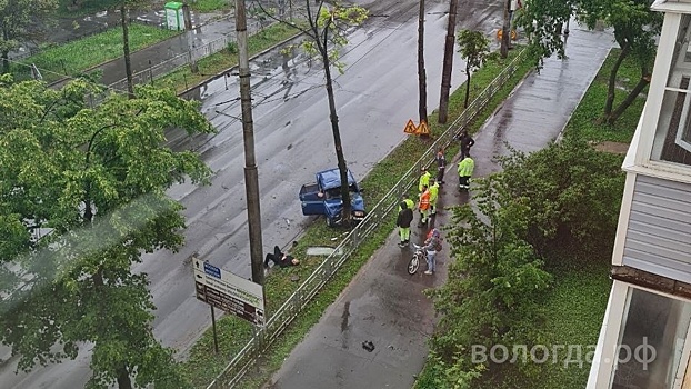 Легковушка врезалась в дерево на ул. Герцена в Вологде