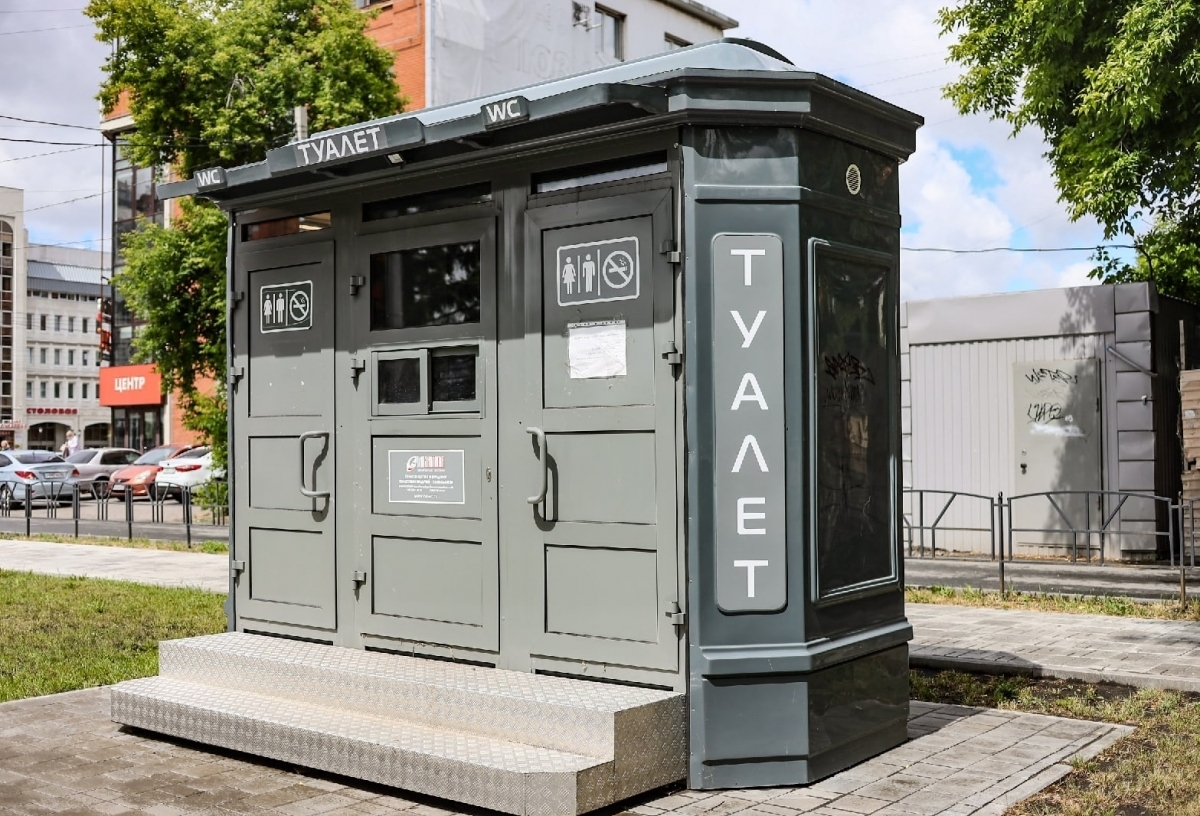 В Омске ищут подрядчиков для установки биотуалетов на пляжах и в парке 30-летия Победы