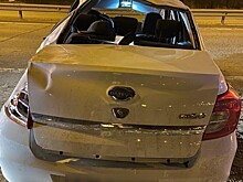 Под Тверью в перевернувшейся машине такси пострадали два человека
