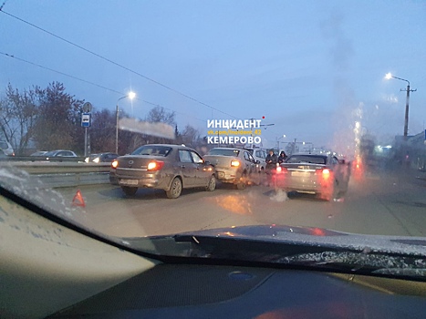 Массовое ДТП затруднило движение на проспекте в центре Кемерова