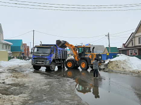 Вывоз складированного снега из хантымансийских дворов завершится к середине апреля