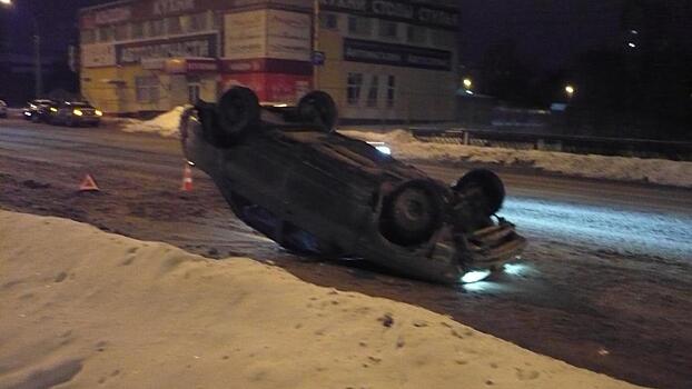 Легковушка перевернулась в Вологде: пострадал водитель