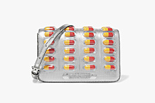 Moschino стилизовал сумку под упаковку таблеток