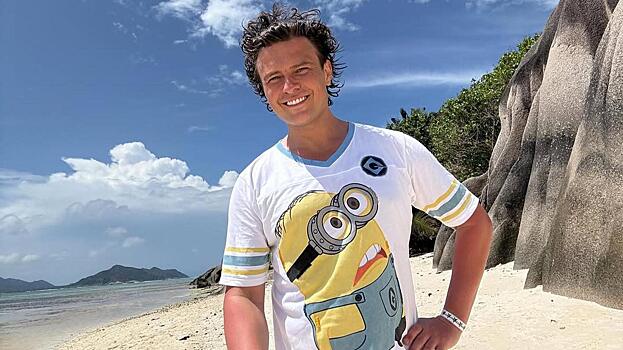 Прохор Шаляпин вышел на связь в неожиданном образе, высмеяв себя самого: «Приглашаю в дом престарелых “Седые любовники”»