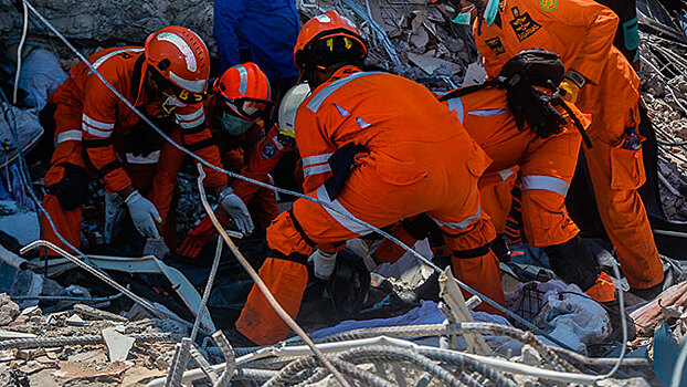 После цунами в Индонезии под завалами храма нашли тела десятков студентов