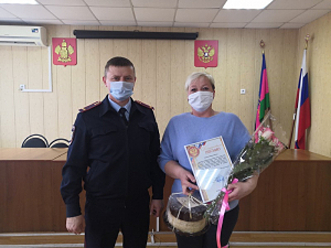 В Краснодарском крае сотрудники полиции наградили местных жительниц, оказавших содействие в задержании грабителя 