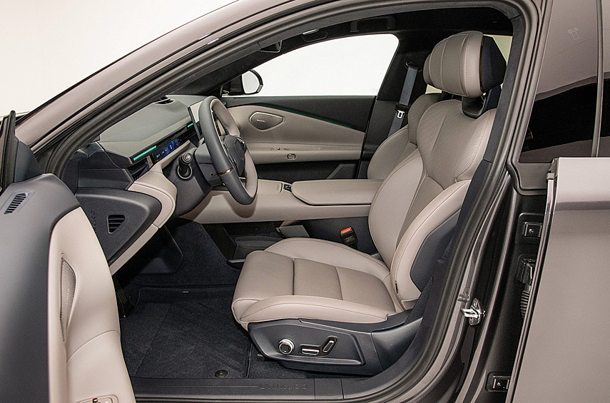 Электрокар получил отличную аэродинамику с коэффициентом сопротивления воздуха 0,198. Ему обещана пневмоподвеска, а в перечне опций ожидаются лидары, сиденья с массажем и вентиляцией, панорамная крыша, беспроводные зарядные устройства для смартфонов и проекционный дисплей.