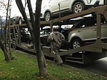 Тайком вывозили два автовоза машин из сомнительного салона