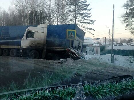 Фура смяла легковушку на трассе под Ижевском: водители не пострадали