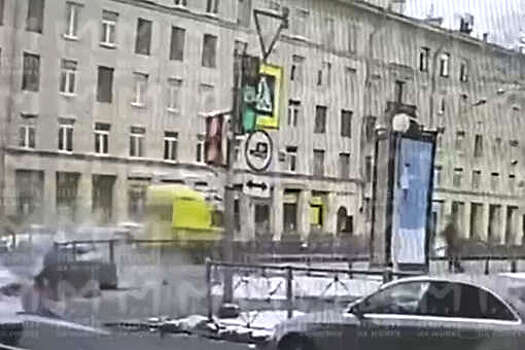 В Петербурге на видео попало, как реанимобиль врезался в Ford и снес забор