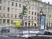 В Петербурге на видео попало, как реанимобиль врезался в Ford и снес забор