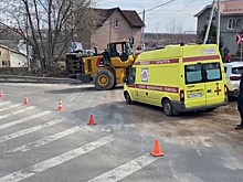 Самосвал перевернулся после столкновения с легковым автомобилем на улице Лысогорской