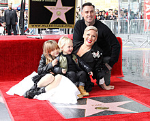 Певица Пинк пришла с мужем и детьми на открытие собственной звезды на «Аллее славы»