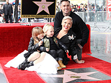 Певица Пинк пришла с мужем и детьми на открытие собственной звезды на «Аллее славы»