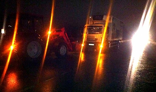 Воронежский грузовик сначала из кювета вытащили военные, а затем спас трактор