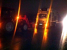 Воронежский грузовик сначала из кювета вытащили военные, а затем спас трактор