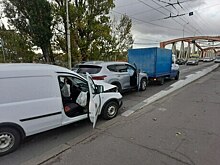 Киевская встала в пробке от Южного вокзала из-за ДТП перед железнодорожным мостом (фото)