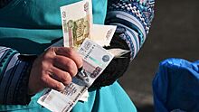Работники завода на Урале получили зарплату карточками