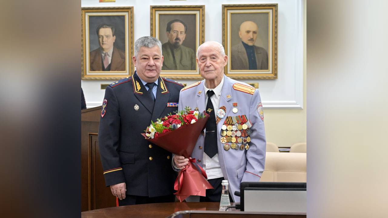 Столичные полицейские поздравили со столетием ветерана Великой Отечественной войны подполковника милиции в отставке Каштанова Алексея Николаевича