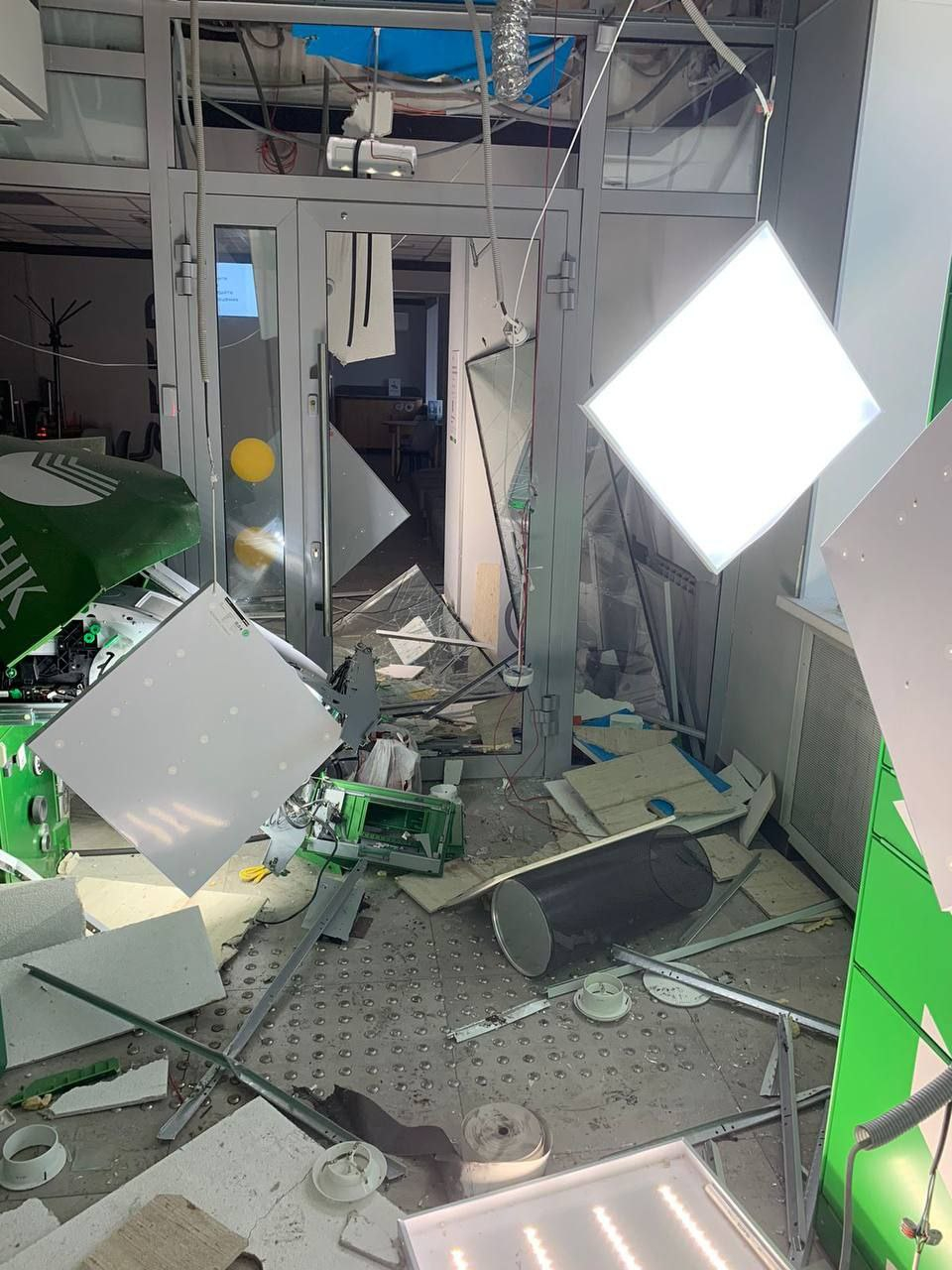 Неизвестный взорвал банкомат в многоквартирном доме в Омске при попытке похитить деньги