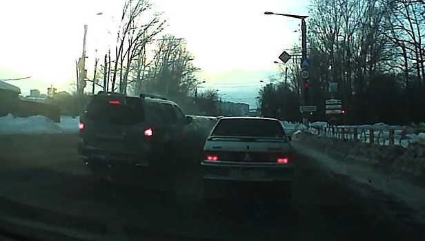 Зазевавшийся водитель протаранил четыре машины в Кирове