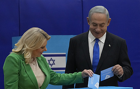 Партия Нетаньяху "Ликуд" занимает первое место на досрочных выборах в Израиле