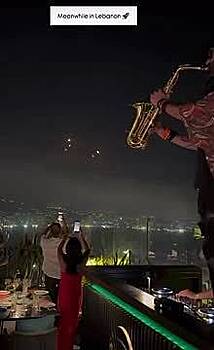 Появилось видео с играющим на фоне атаки Ирана на Хайфу саксофонистом