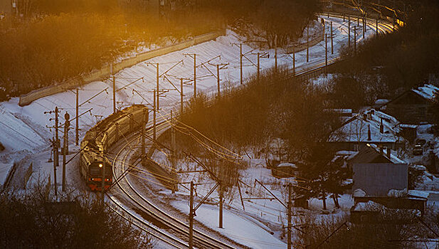 Железнодорожники потушили горящий электропоезд в Уфе снегом